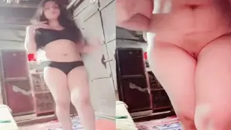 Beautiful girl nai utaari apne kapde banai nangi